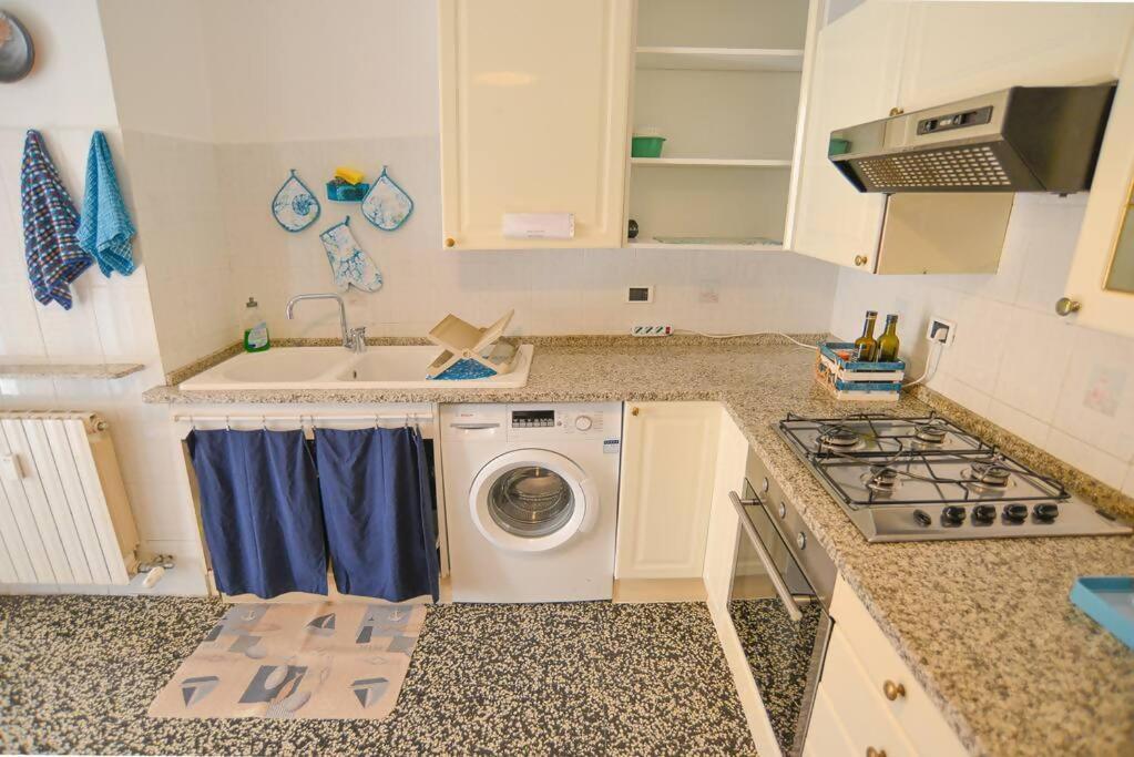 Larte Al Mare Vicino Spiaggia Con Ac E Wifi Apartment Savona Bagian luar foto