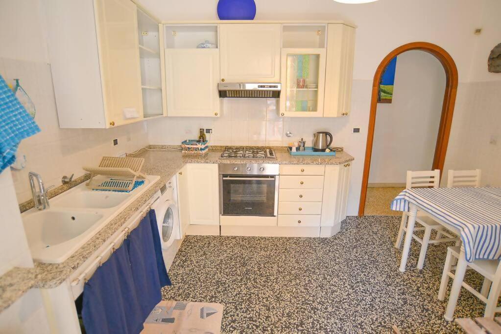 Larte Al Mare Vicino Spiaggia Con Ac E Wifi Apartment Savona Bagian luar foto